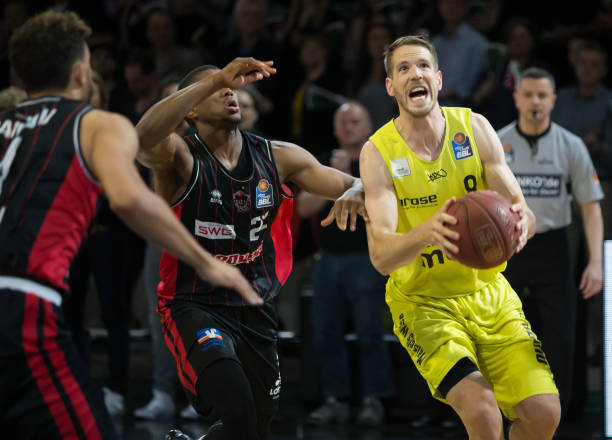 以及当地政 以及当地政