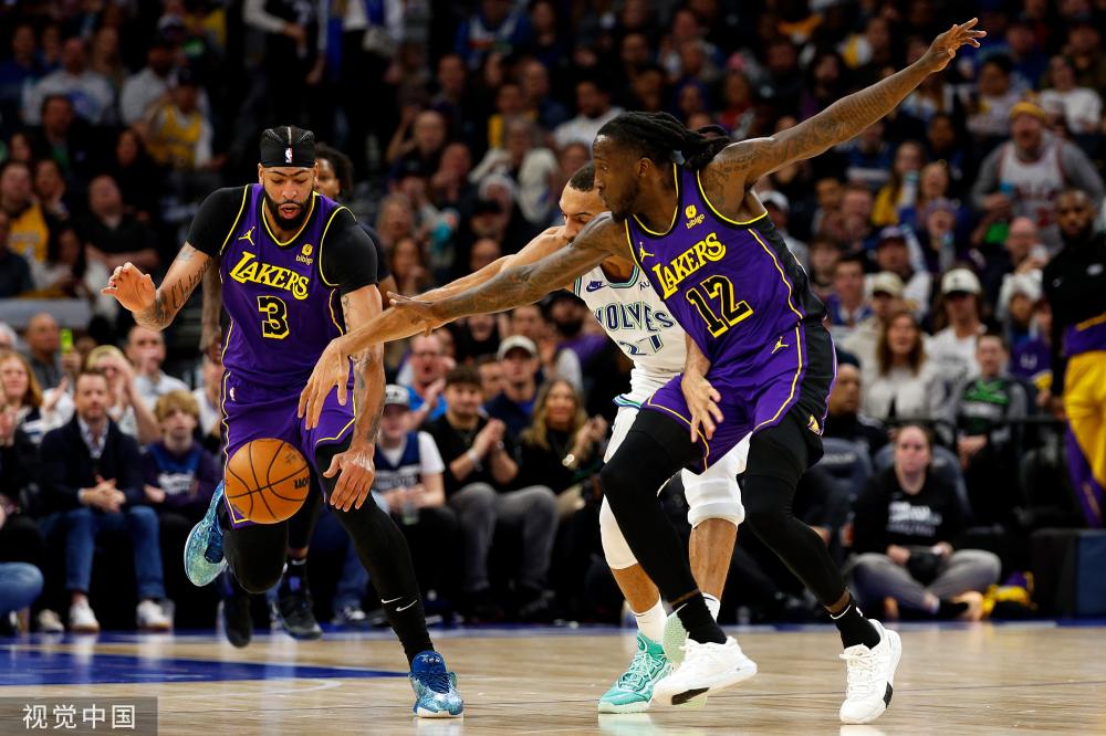 一名年轻教 一名年轻教